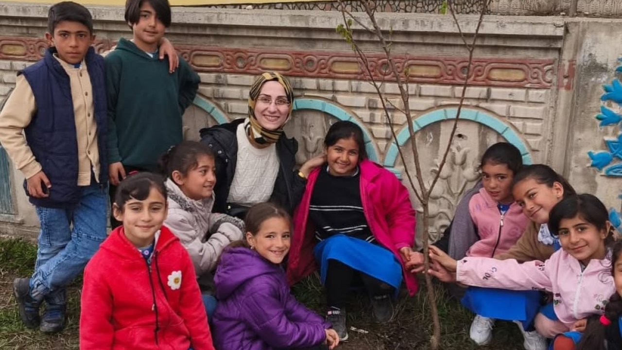 Öğrenciler okul bahçesine meyve fidanları dikti