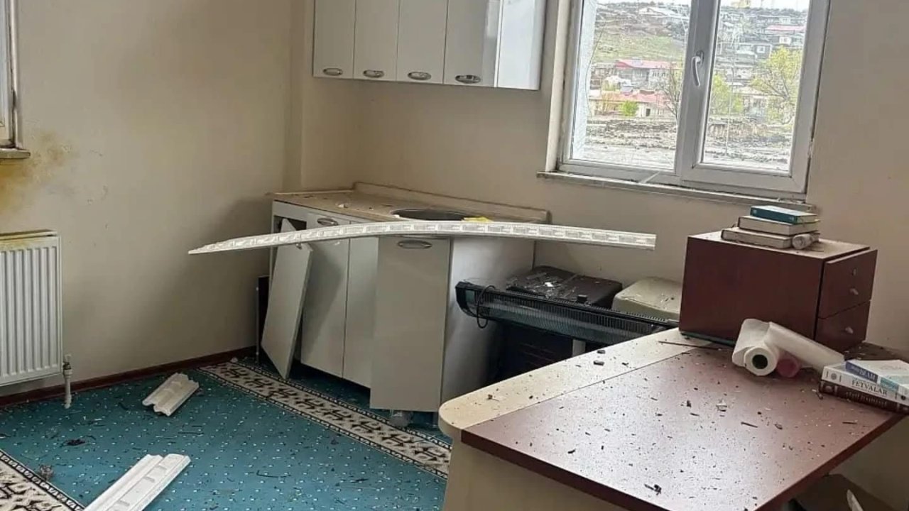 Doğubayazıt’ta camiye yıldırım düştü