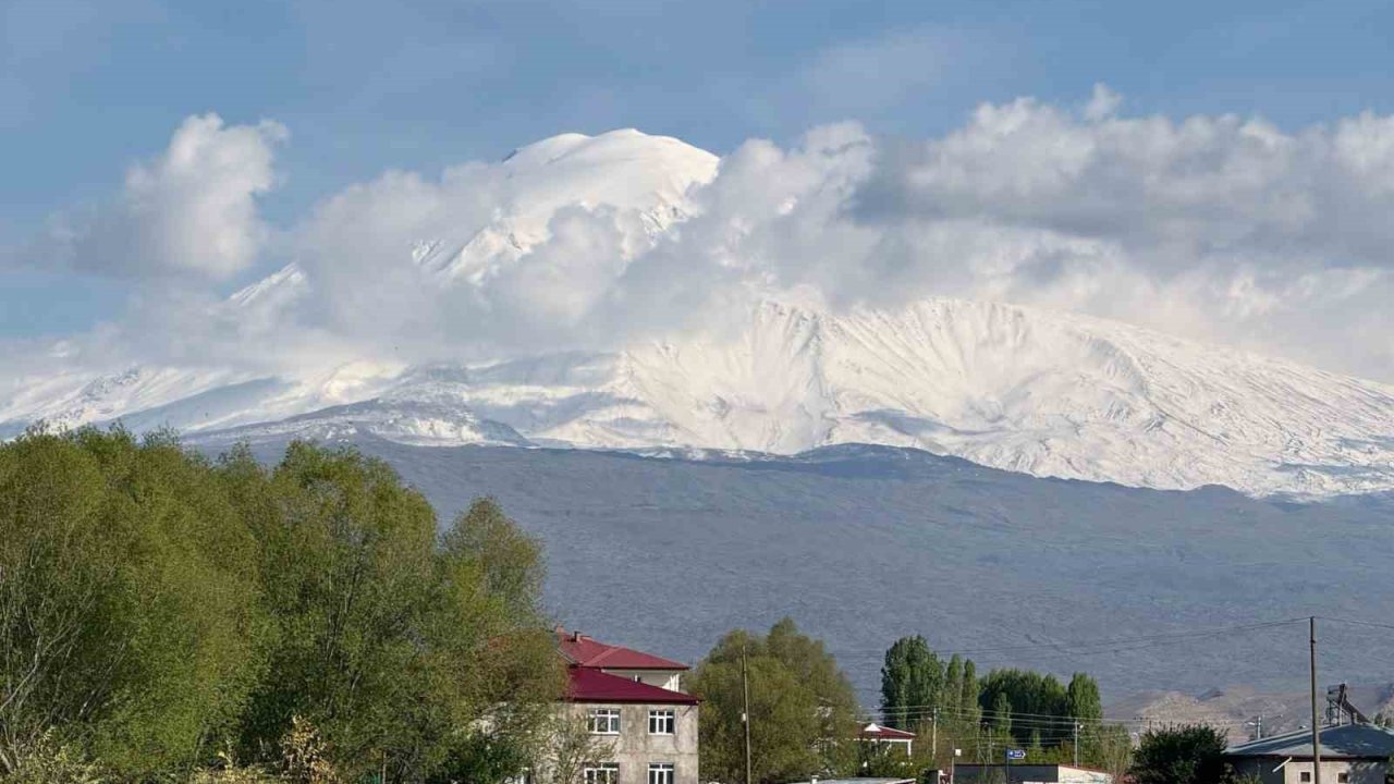 Doğunun Çukurovası Iğdır’da dağlar Nisan’da beyaza büründü