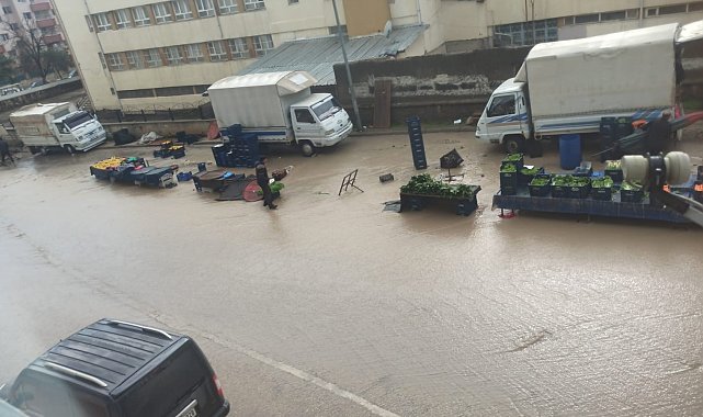 Elazığ'da semt pazarını su bastı: Kasa ve şemsiyeler sel sularına kapıldı