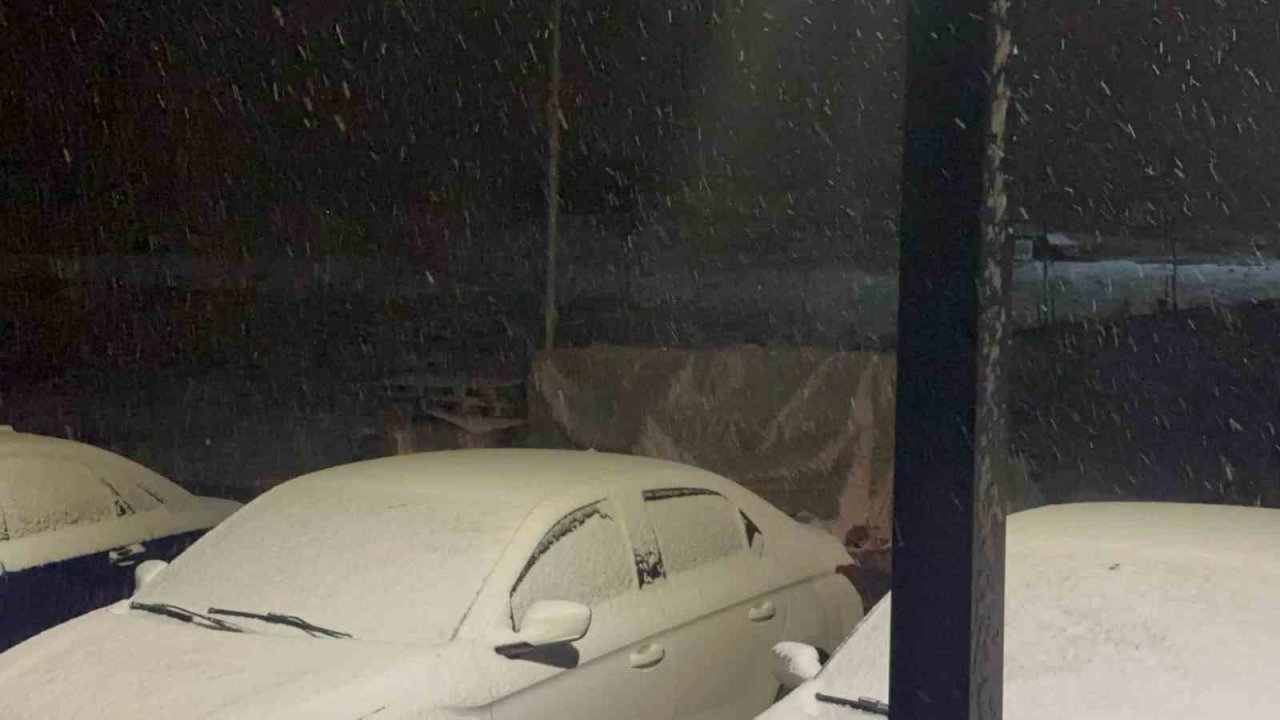 Elazığ’da dolu ve kar yağışı etkili oldu