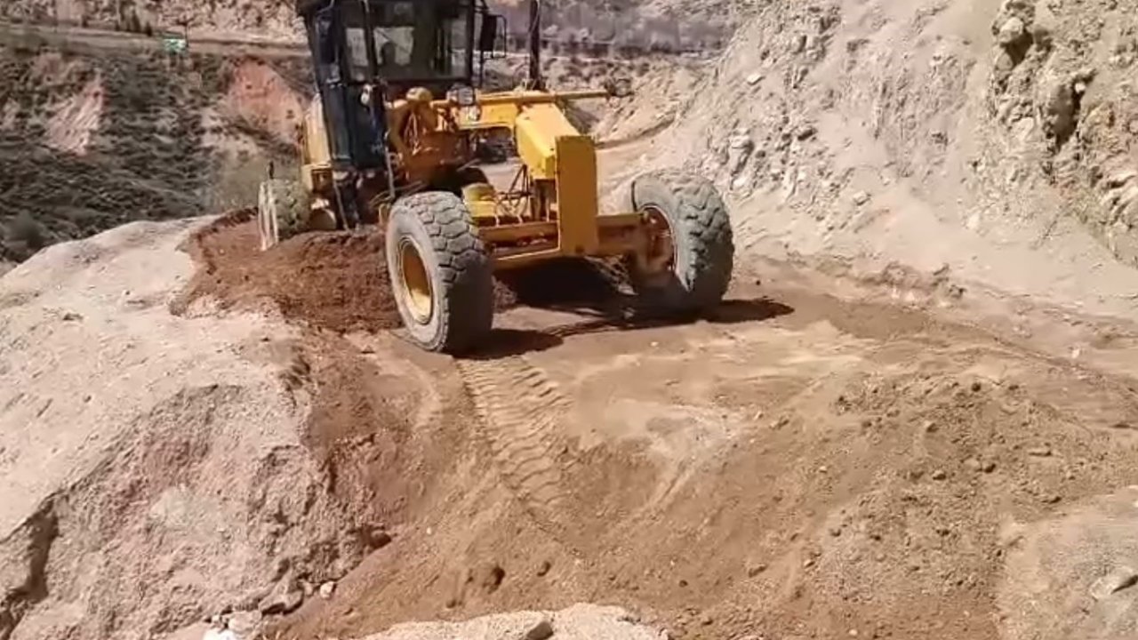 Elazığ’da heyelan nedeniyle zarar gören köy yollarının onarımı sürüyor