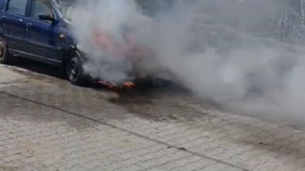 Elazığ’da park halindeki otomobil alev alev yandı