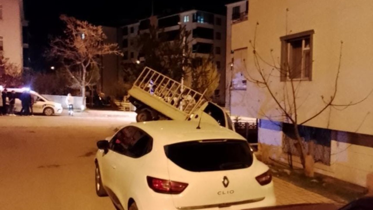 Elazığ’da pikap apartman bahçesine uçtu