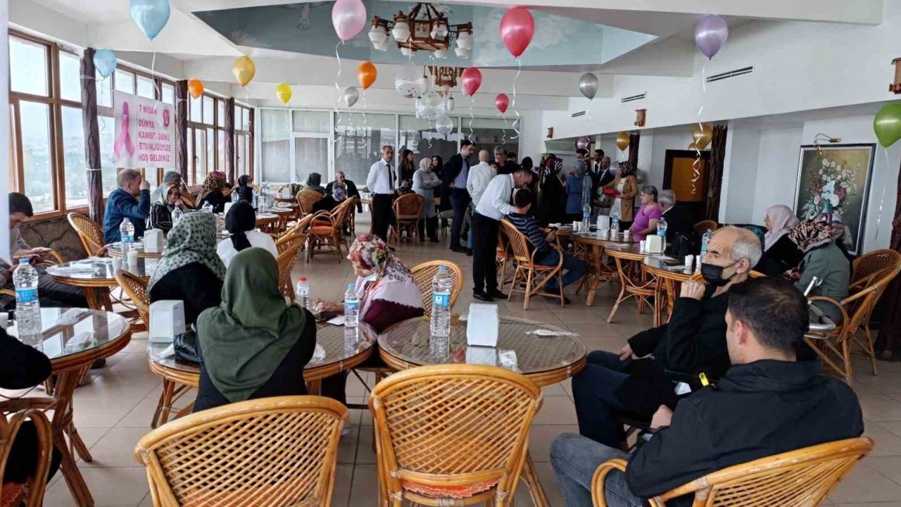 Elazığ’da üniversite öğrencileri kanser hastalarına moral verdi