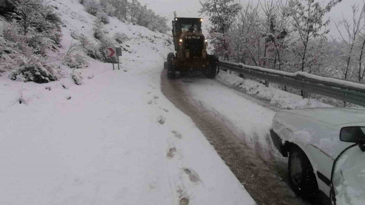 Elazığ’da yoğun kar yağışı sonrası yolda mahsur kalan araç kurtarıldı