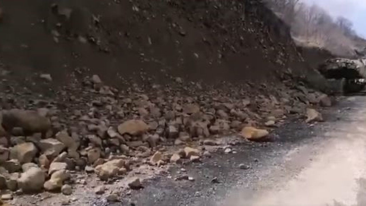 Elazığ’da yola düşen kaya parçaları kaldırıldı