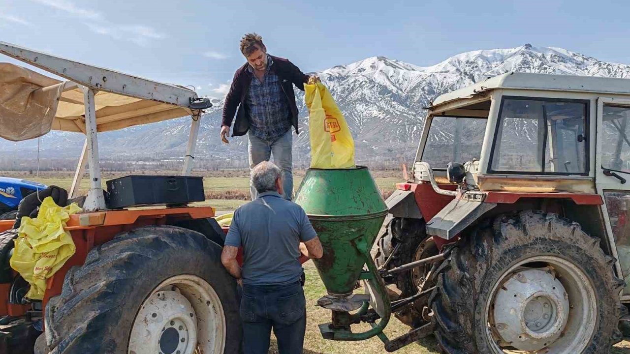 Erzincan meralarında gübreleme çalışmaları başladı