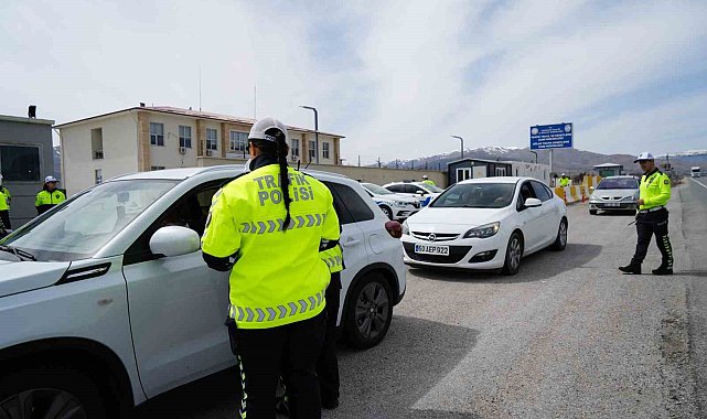 Erzincan'da trafik denetiminde kolonya ve şeker ikramı