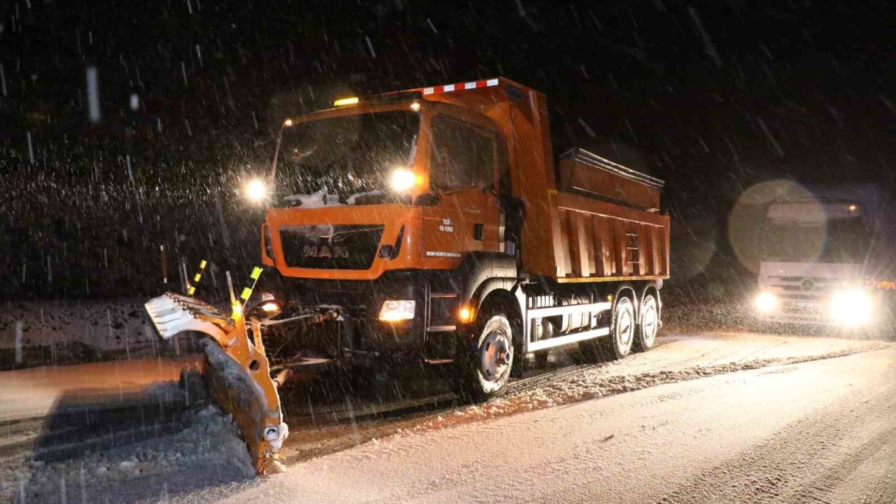 Erzincan’da nisan ayında karla mücadele sürüyor