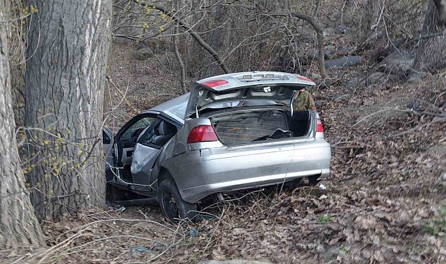 Erzurum'da virajı alamayan otomobil şarampole devrildi: 3 yaralı