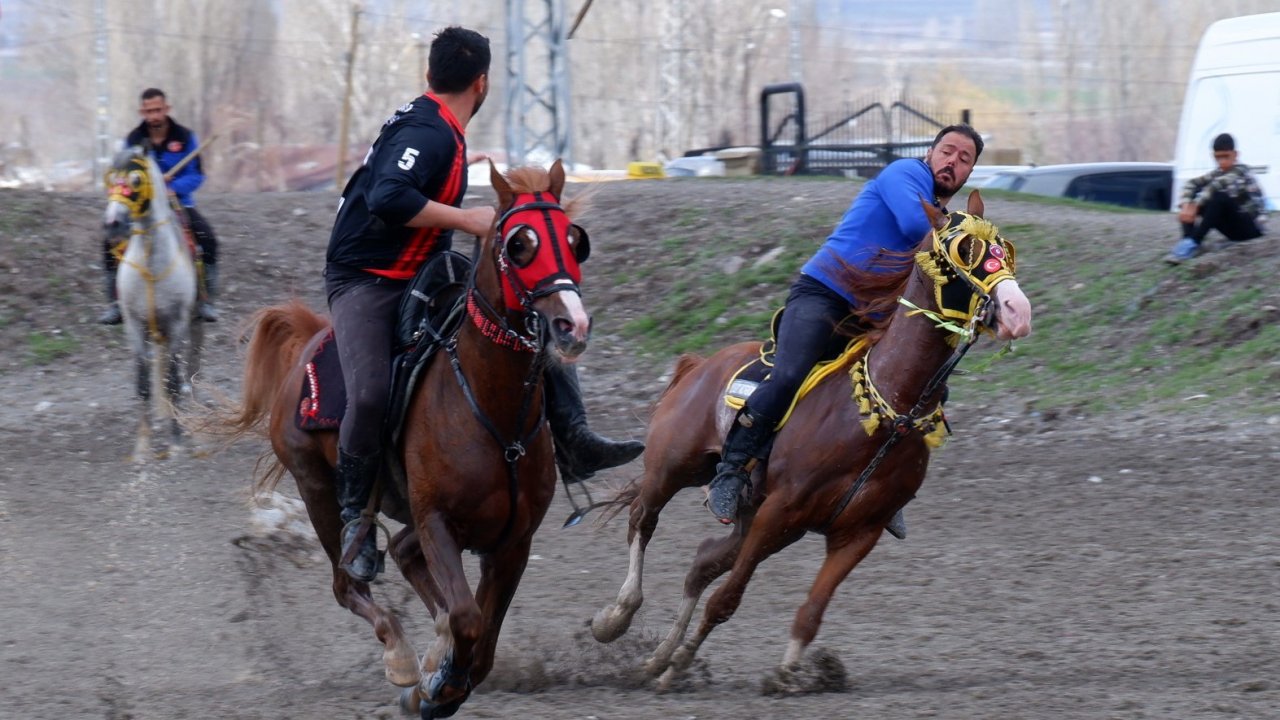 Erzurum’da cirit maçları nefes kesmeye devam ediyor