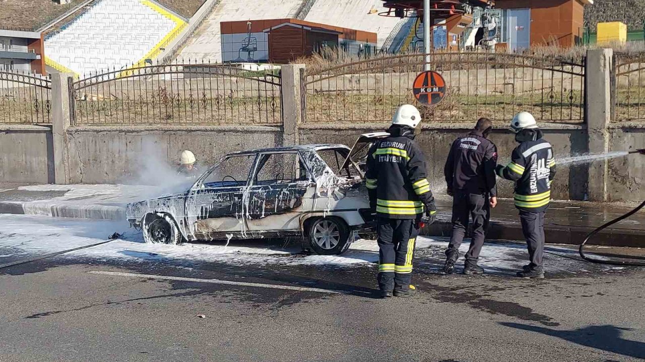 Erzurum’da seyir halindeki araç alev topuna döndü