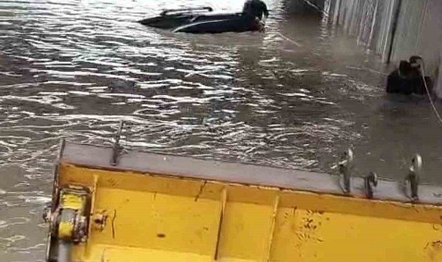 Fırat EDAŞ kepçe operatörü, mahsur kalan sürücüyü kurtardı