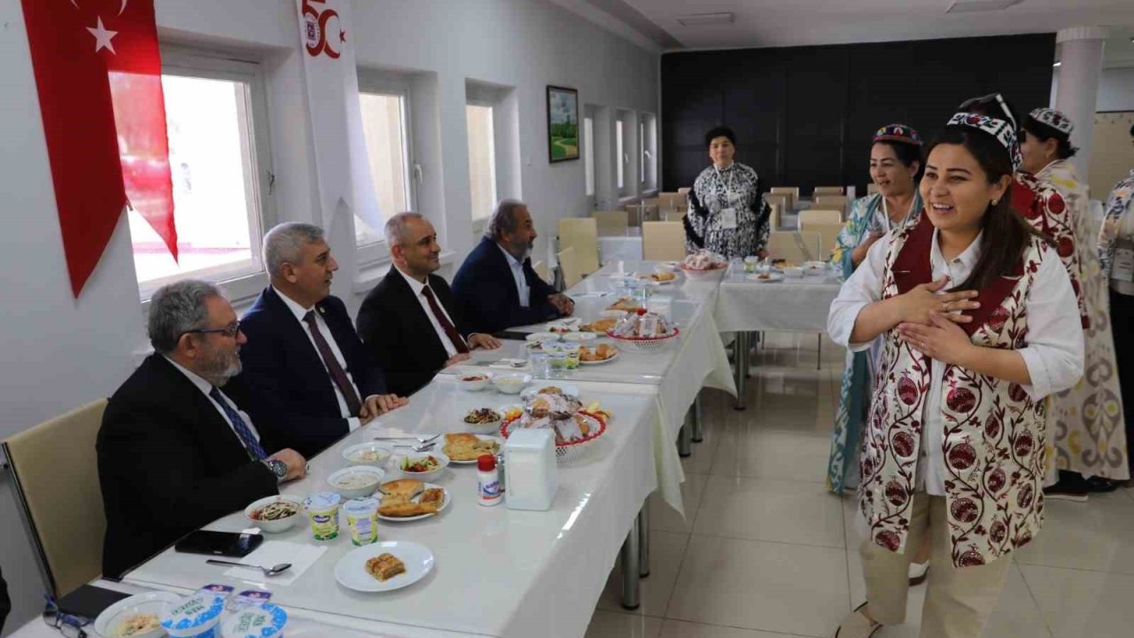 Fırat Üniversitesinde Özbek akademisyenlerden anlamlı ’Şükran Günü’