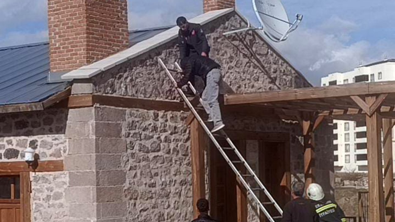 Gençlerin çatıya çıkma şakası korkuya döndü