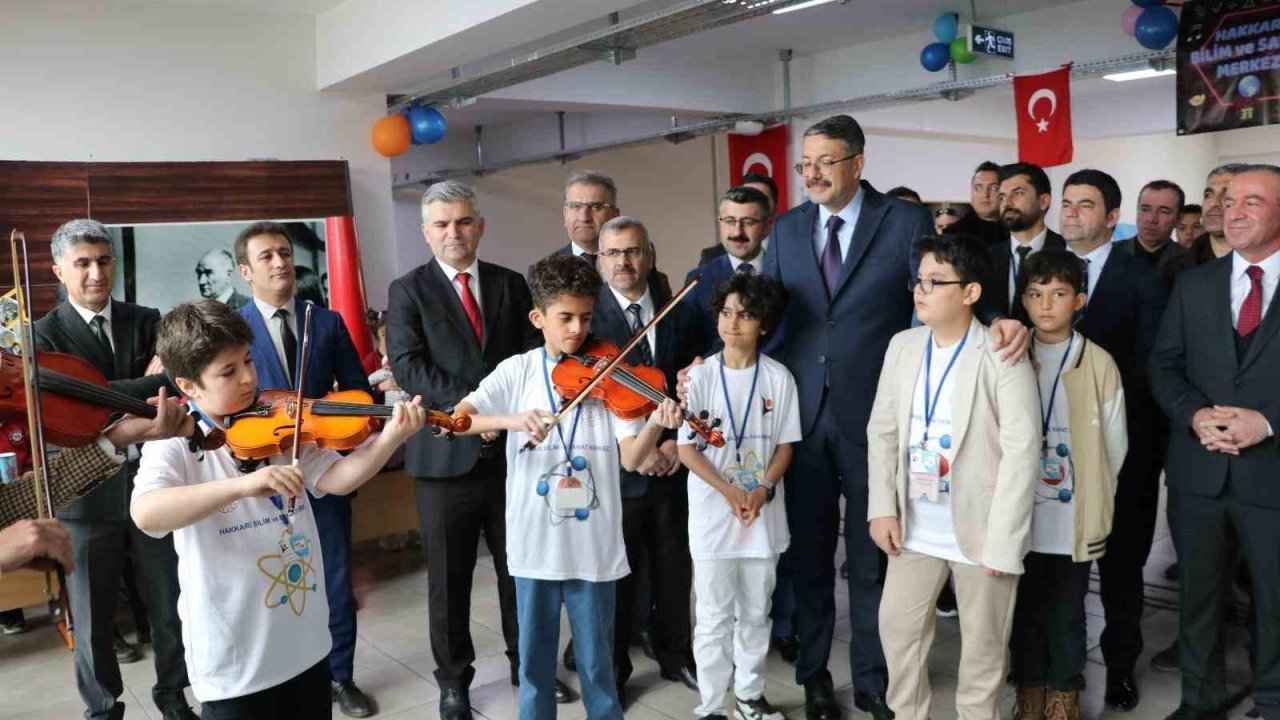 Hakkâri’de bilim ve sanat sergisi ziyarete açıldı