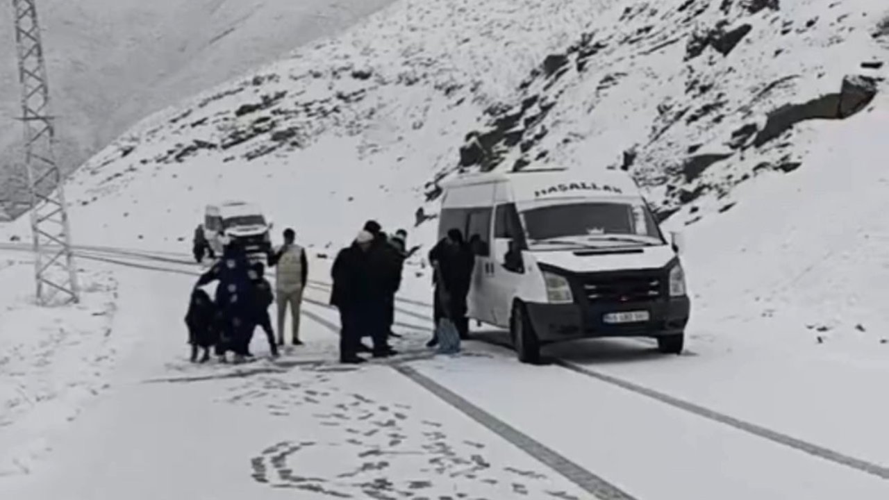 Hakkari’de iki minibüs karla kaplı yolda mahsur kaldı