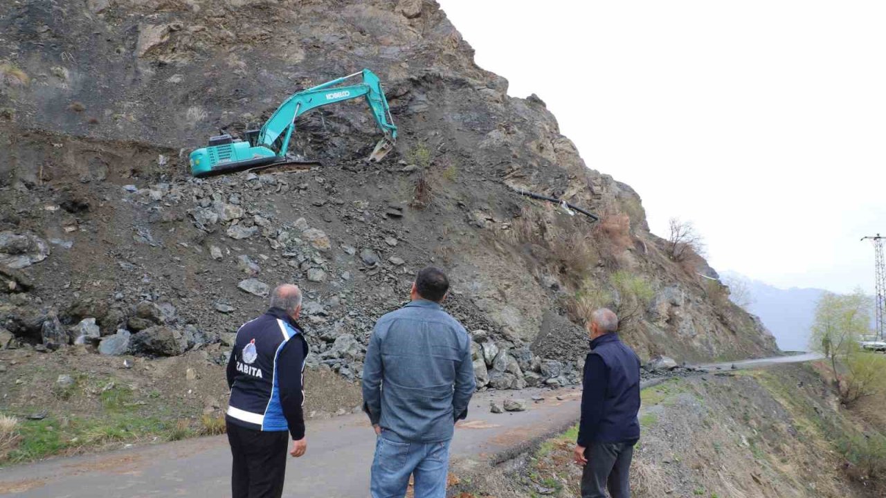 Hakkari’de kaya düşmelerine karşı ekipler çalışıyor