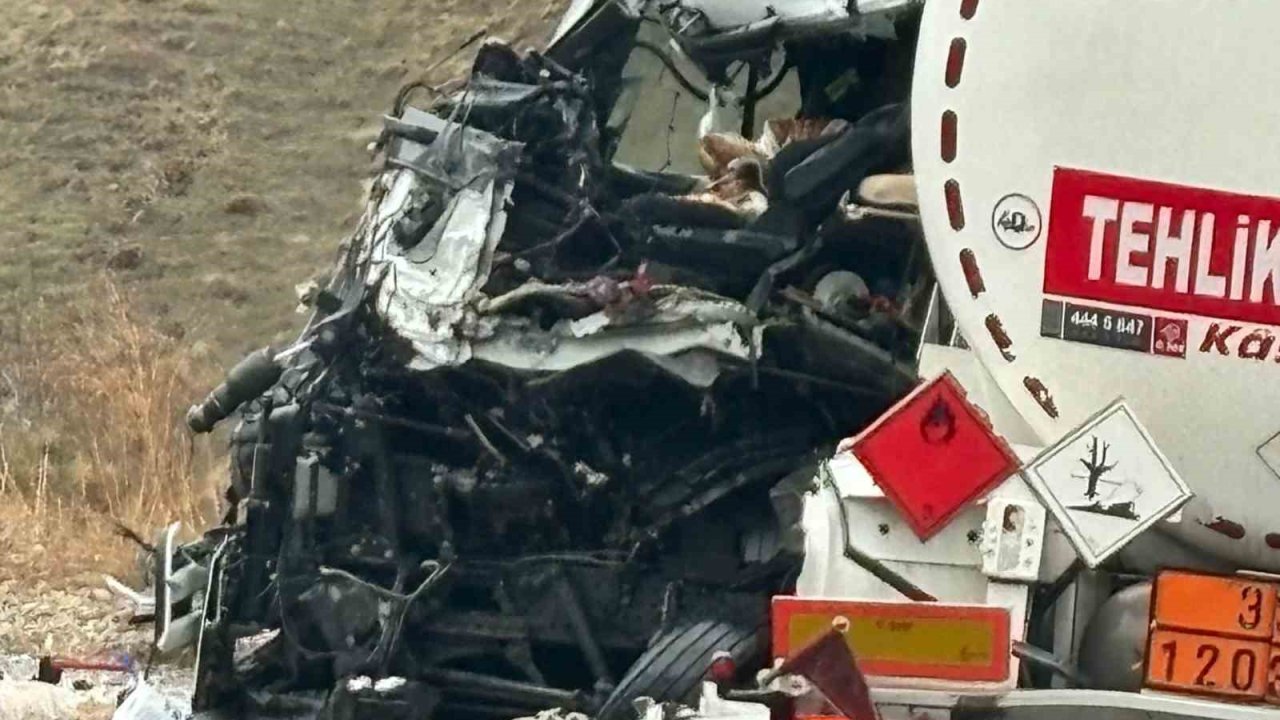 Hakkari’de otobüsle tanker çarpıştı: 8 yaralı