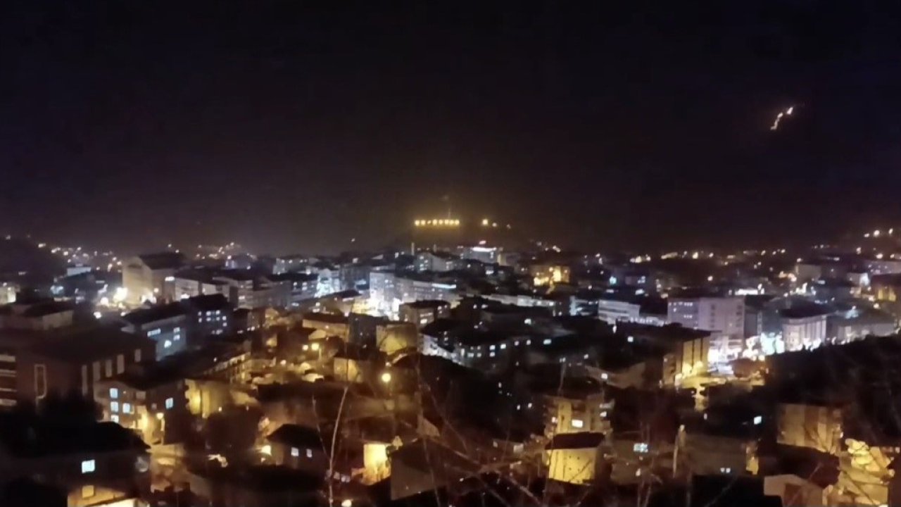 Hakkari’de şiddetli rüzgar çatıyı uçurdu: O anlar kamerada