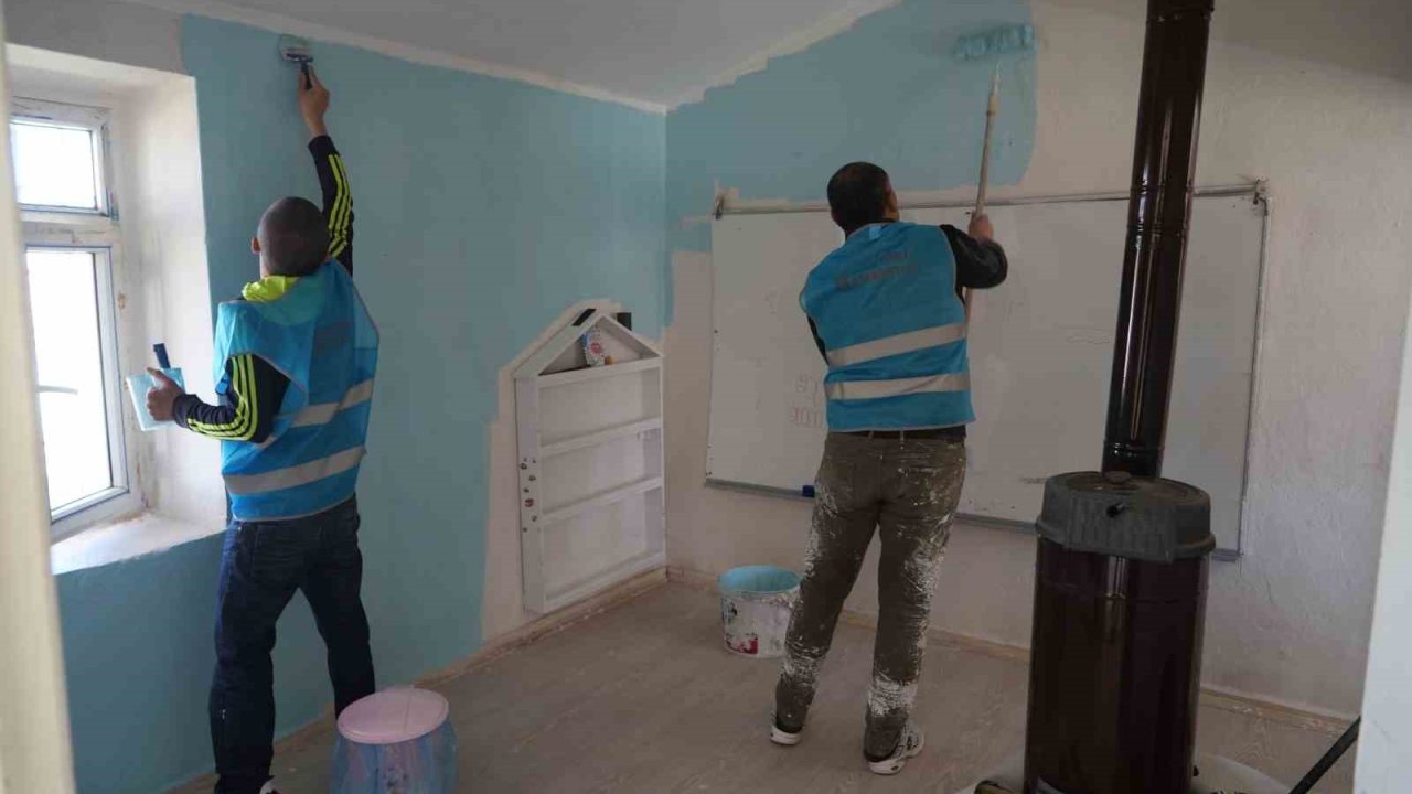 Hükümlüler 23 Nisan öncesi köy okulunu yeniledi