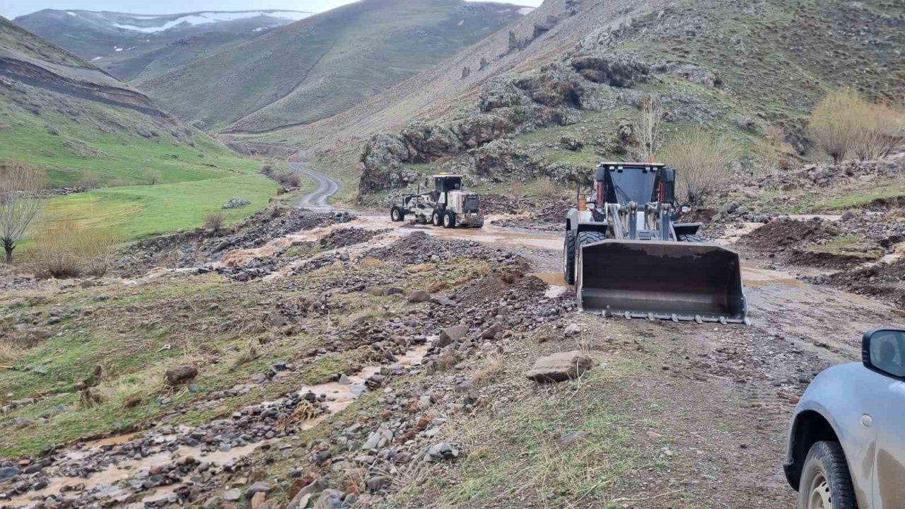 Iğdır‘da sağanak yağıştan dolayı kapanan köy yolları açıldı