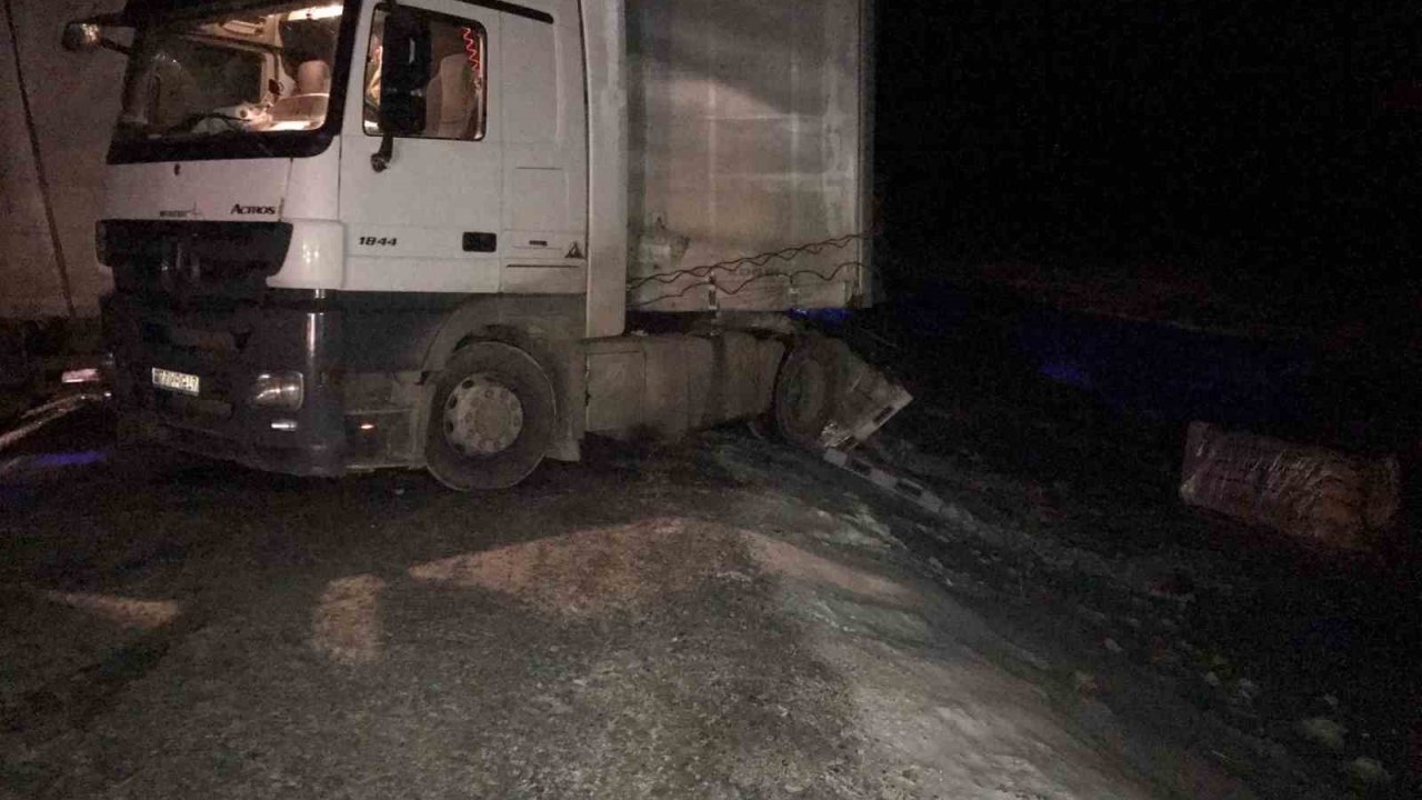 Ilgar Dağı’nda buzlanmadan kayan tır, yolu kapattı