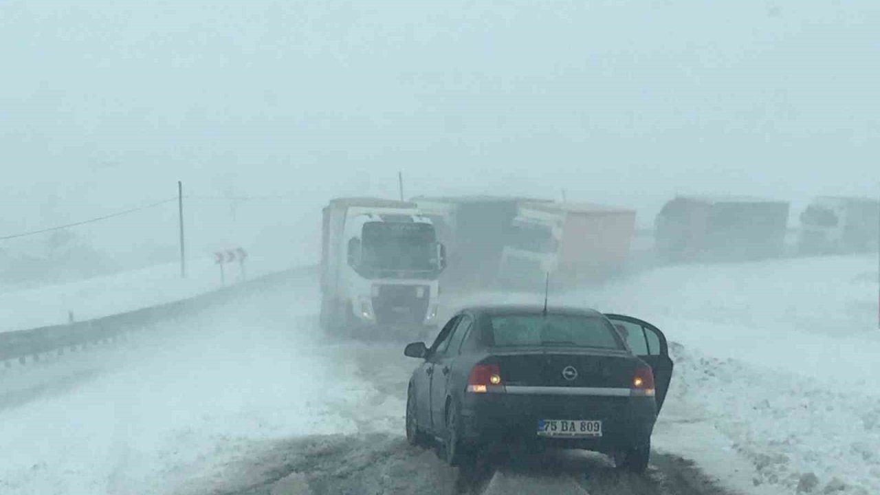 Ilgar Dağı’nda tipide onlarca tır mahsur kaldı