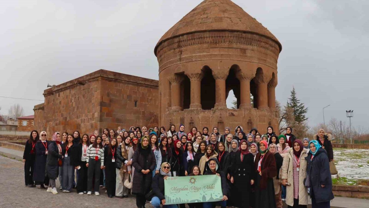 İstanbul’dan gelen öğrenciler Ahlat’ın tarihi mekanlarını gezdi