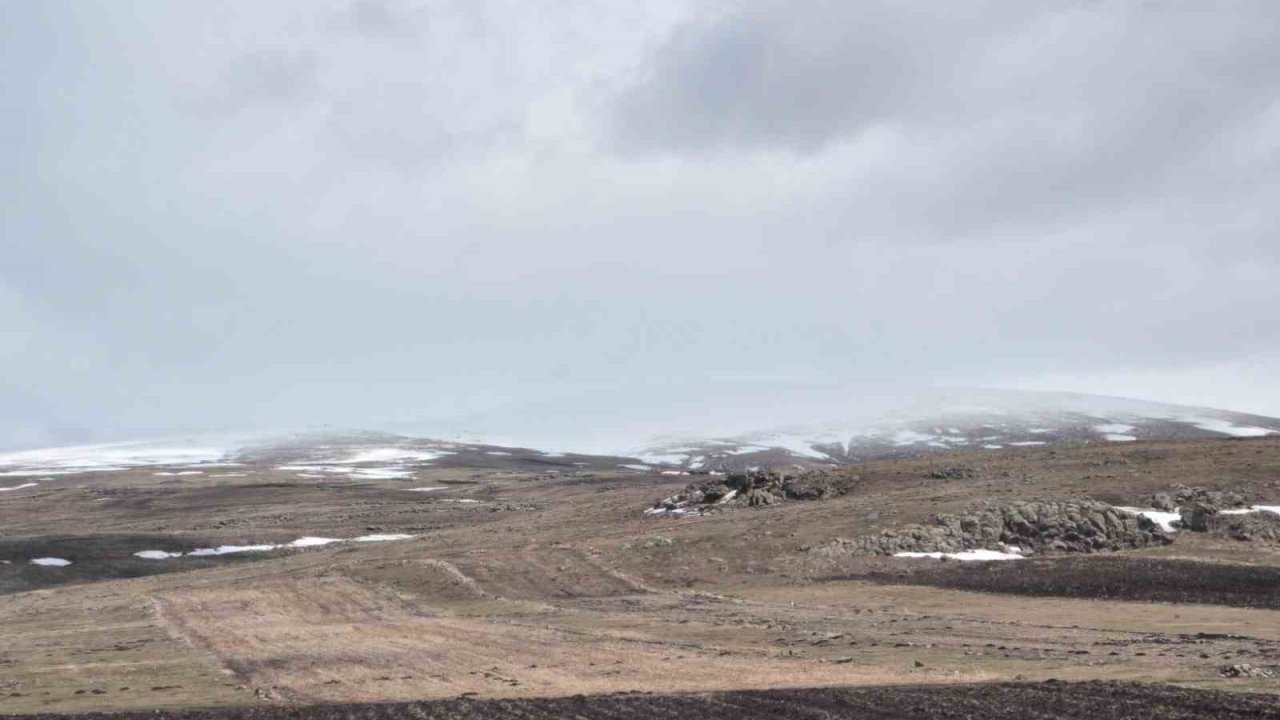 Kars’ın yüksek kesimlerinde kış sürüyor