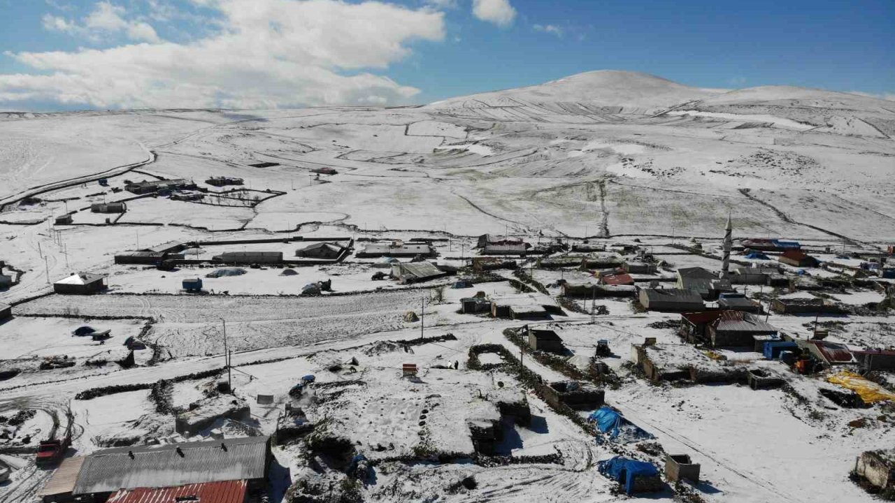 Kars’ta beyaza bürünen köyler ve tarım arazileri havadan görüntülendi