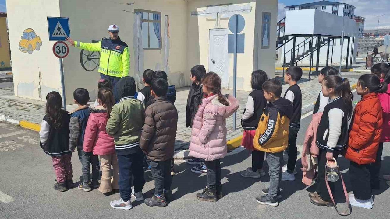 Kars’ta öğrencilere trafik eğitimi