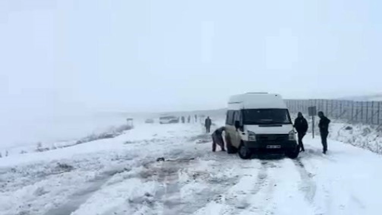 Kars’ta onlarca araç karda mahsur kaldı