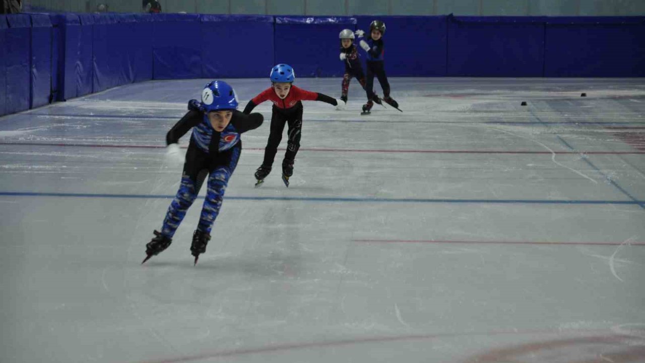 Kars’ta Short Track Türkiye birinciliği yarışları başladı