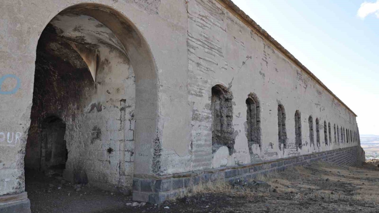 Kars’ta tarihi tabyalar yok oluyor