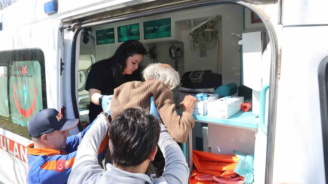 Ambulansa binerken "Çizmelerimi çıkarayım" demesi yürekleri ısıttı