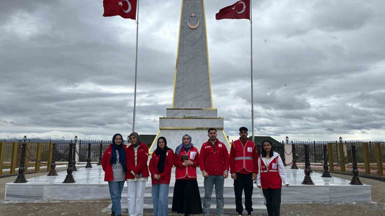 Kızılay gönüllülerinden şehitliğe ziyaret