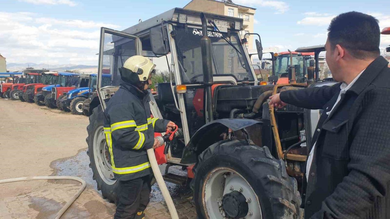 Kovancılar’da seyir halindeki traktör alev aldı