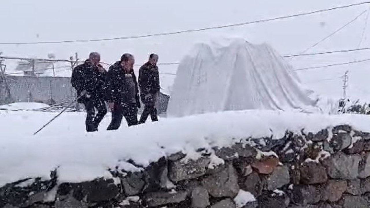 Köylüler güne kar yağışıyla uyandı