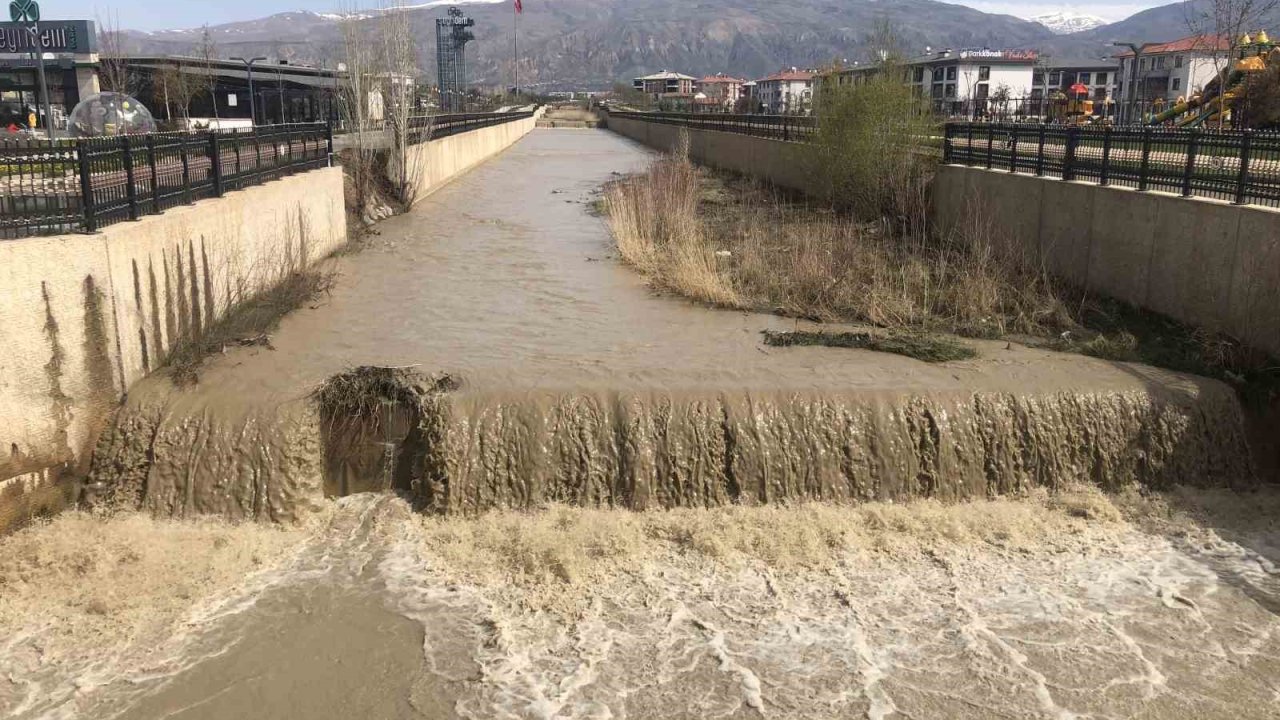 Kuruyan Vasgirt deresinden sel akıyor
