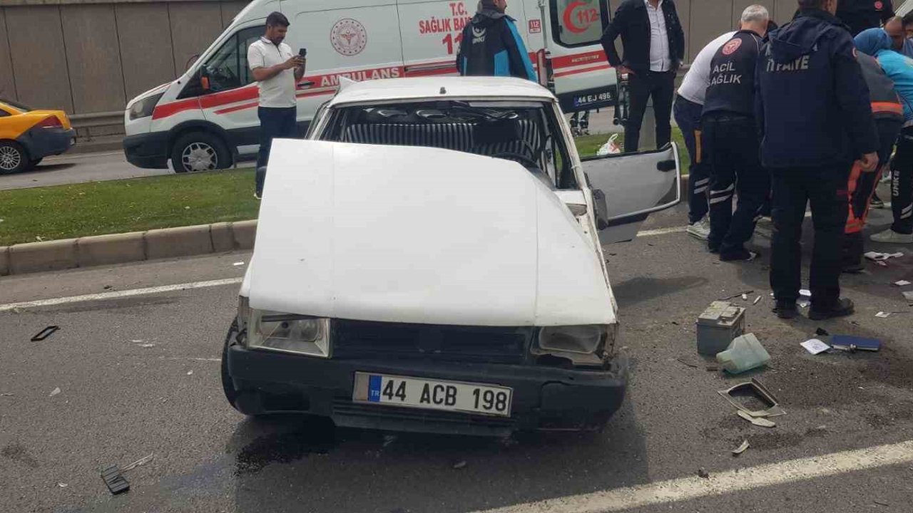 Malatya’da çekici ile çarpışan Tofaş kağıt gibi ezildi: 8 yaralı