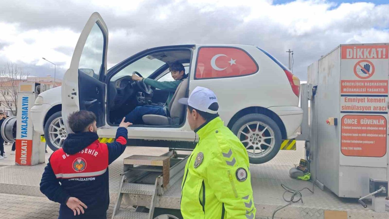 Malatya’da öğrencilere simülasyonla emniyet kemeri farkındalığı