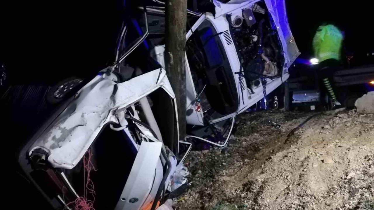 Malatya’da otomobil aydınlatma direğine çarptı: 1 ölü, 2 yaralı