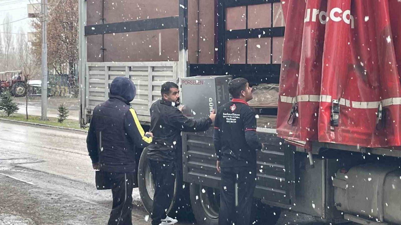 Malazgirt’e nisan ayında yağan kar şaşırttı