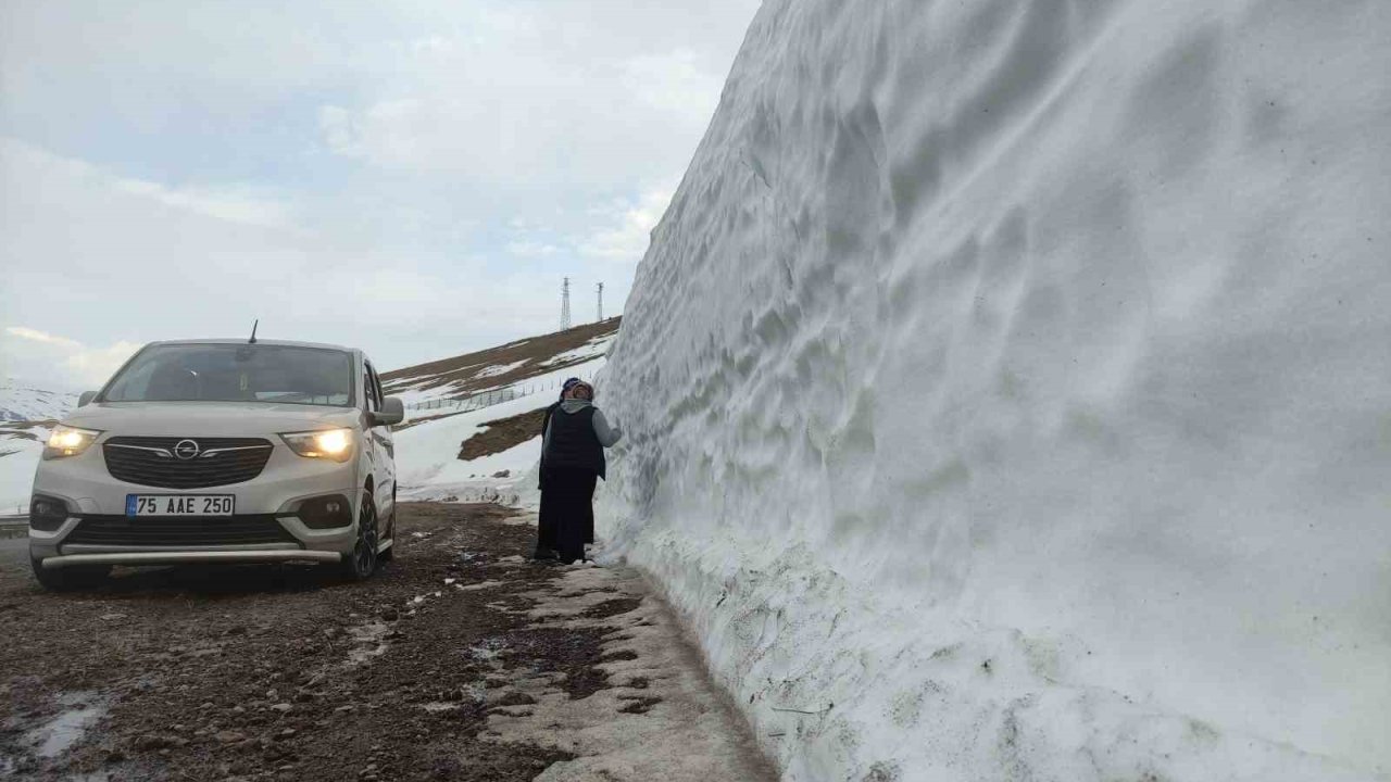 Sahara geçidi mevkiinde 4 metrelik kar kütlesi