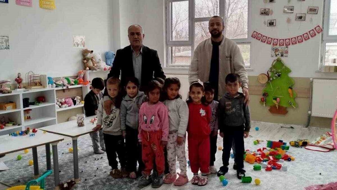 Minik öğrencilerle bir araya geldi