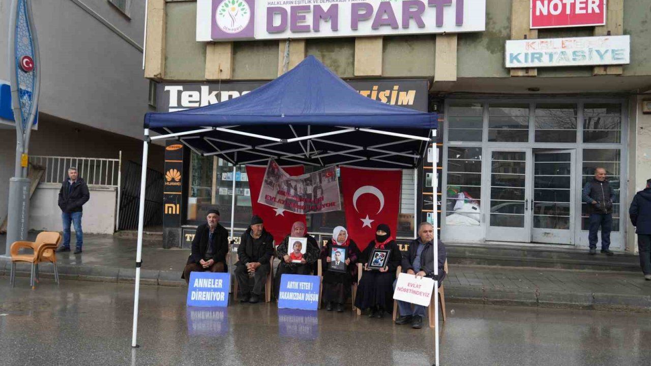 Muşlu anneler sağanak altında evlat nöbetini sürdürüyor