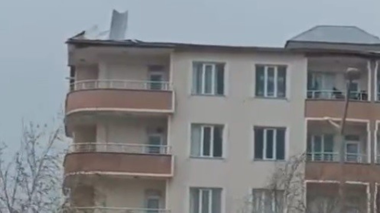 Muş’ta fırtına çatıları uçurdu