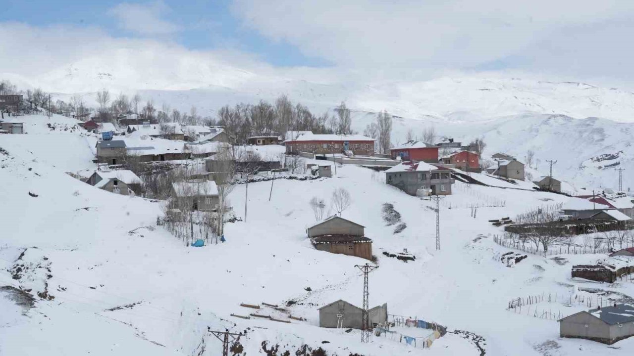 Muş’ta nisan karı yüksek kesimleri beyaza bürüdü